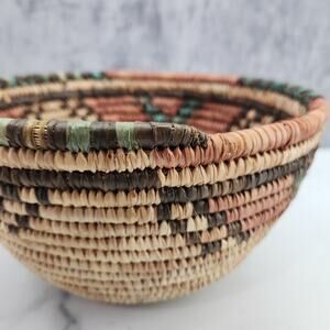 Beautiful Hand-Woven grass basket bowl approx. 6.5 X 10.5 inches